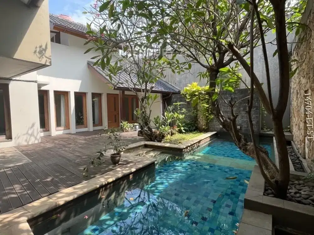 Dijual rumah denga lokasi strategis & depan taman Darmawangsa Jaksel