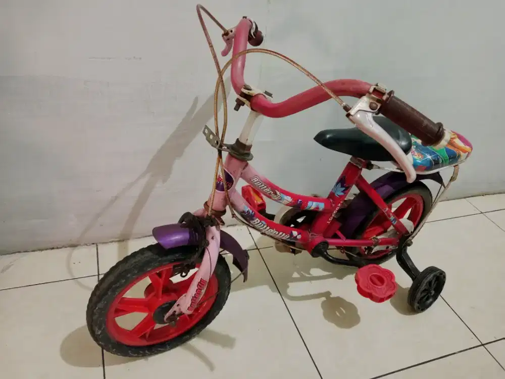 Sepeda anak warna merah