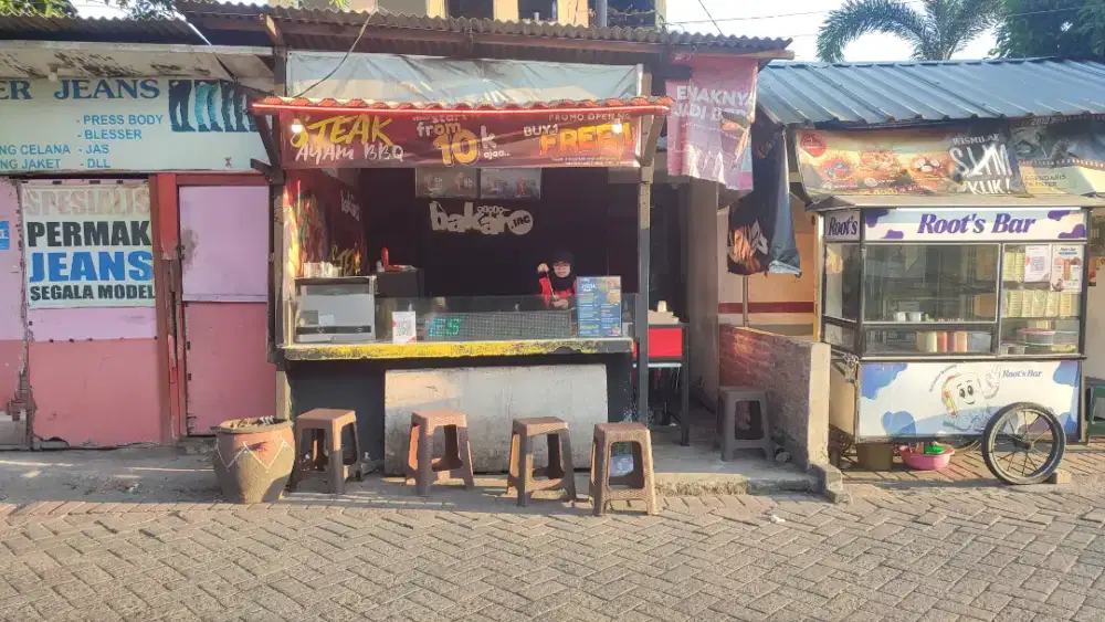 Karyawati untuk jaga booth es jeruk peras di Jojoran surabaya