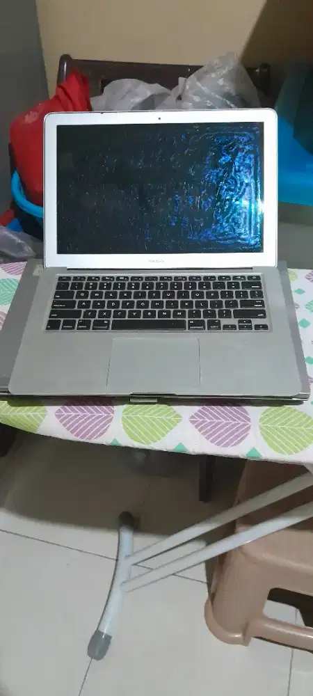 Macbook kondisi lcd pecah rusam