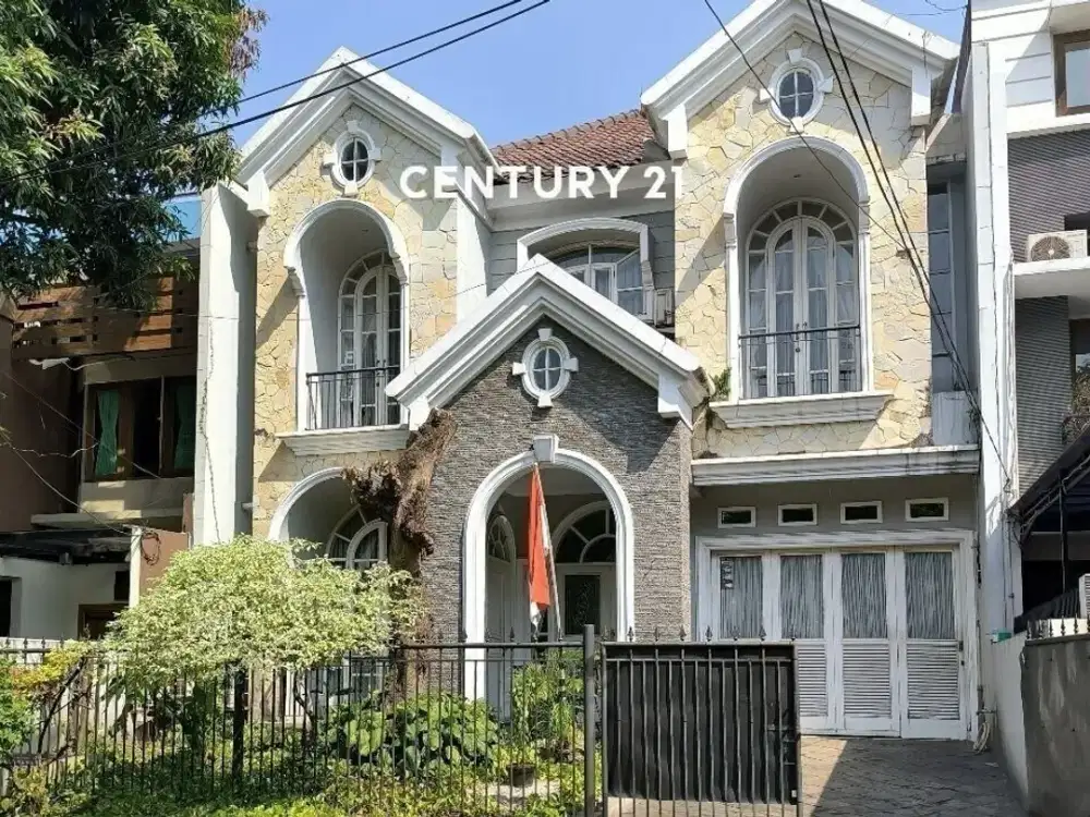 Rumah klasik cantik siap huni depan taman dijual di Jakarta Selatan