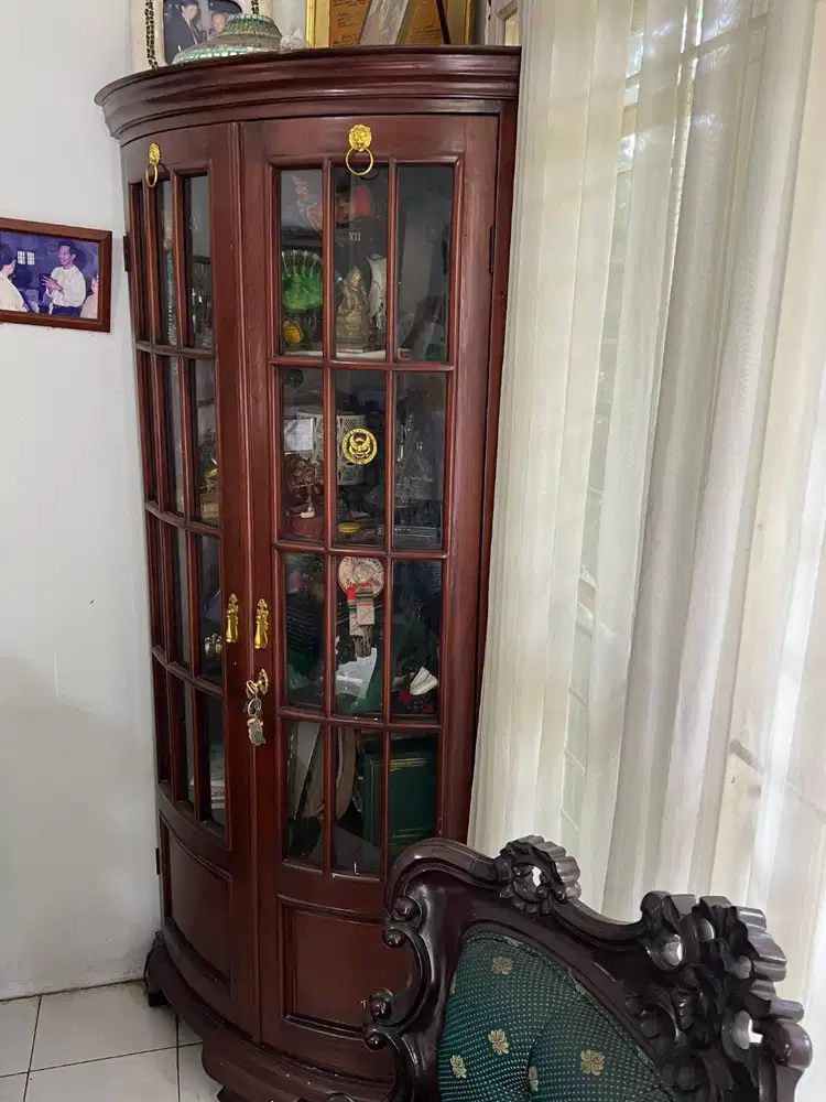 Lemari Hias Sudut Kaca 2 Pintu (Bentuk Curved) - Mewah