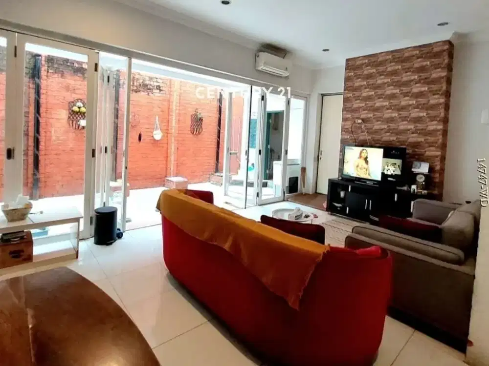 Rumah hook Emerald Bintaro Jaya Sektor 9. Lingkungan asri