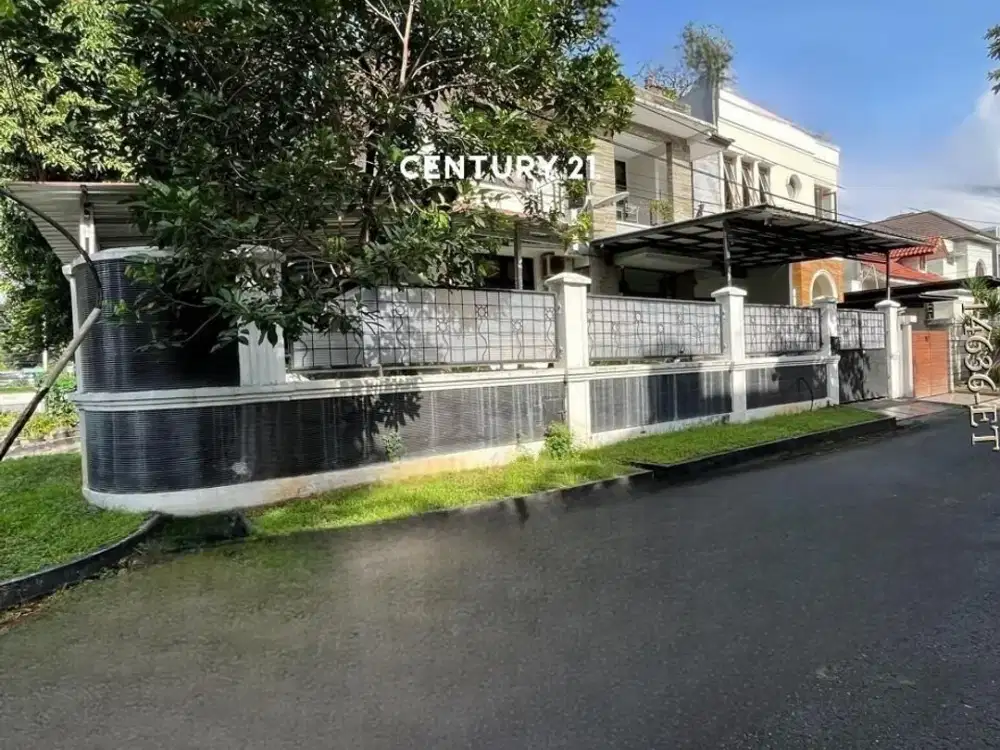 Rumah Hook, terawat di lokasi elite dan strategis di Pondok Indah