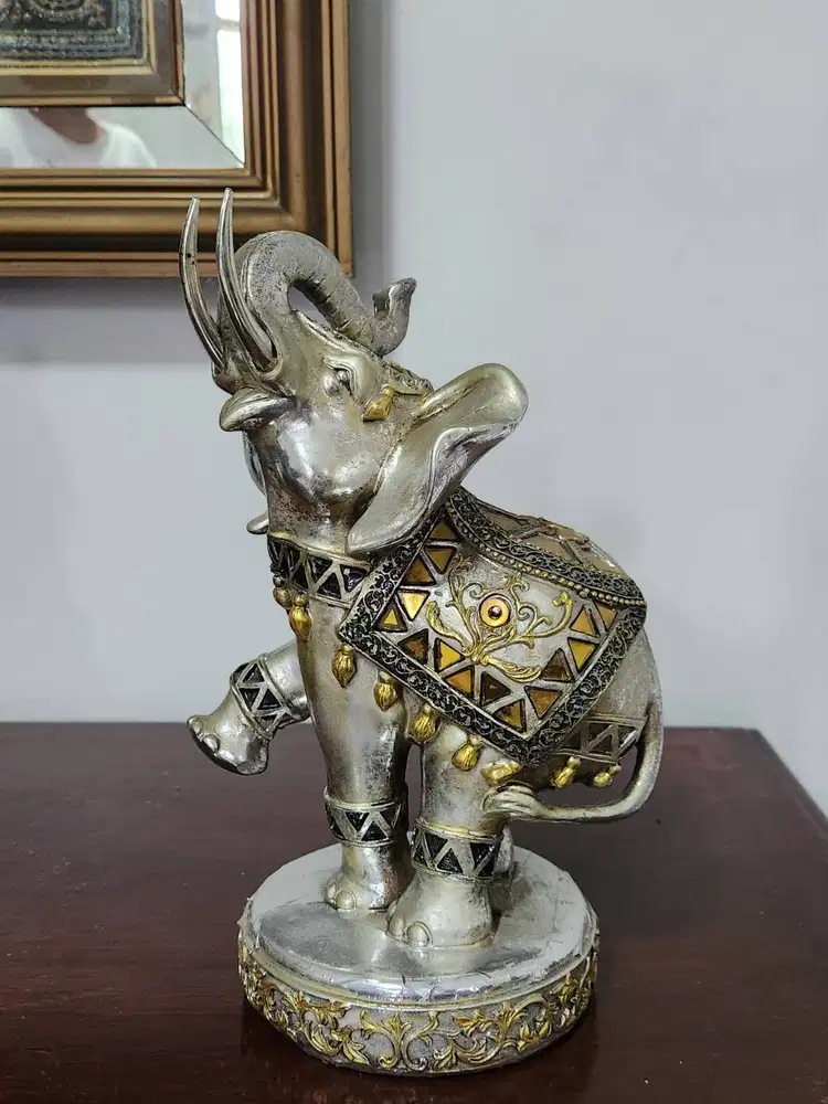 Set Koleksi Pajangan Estetik Gajah & Kuda – Dekorasi Meja Elegan