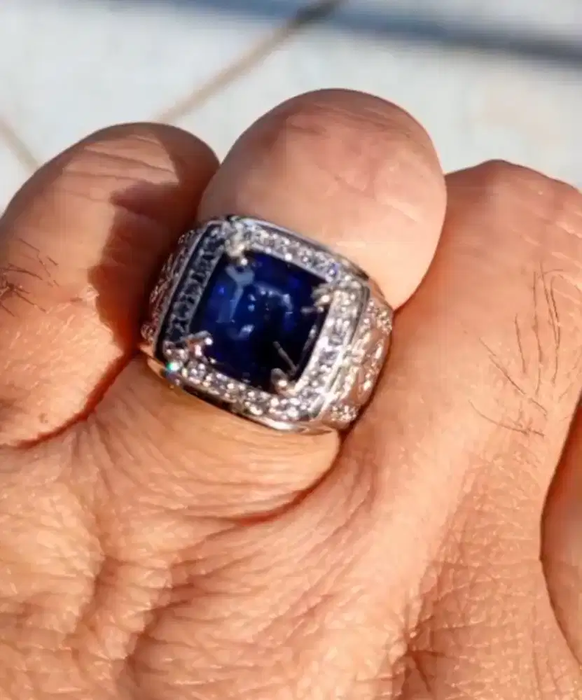 Blue sapphire safir royal blue Ceylon 3,03 cts memo big