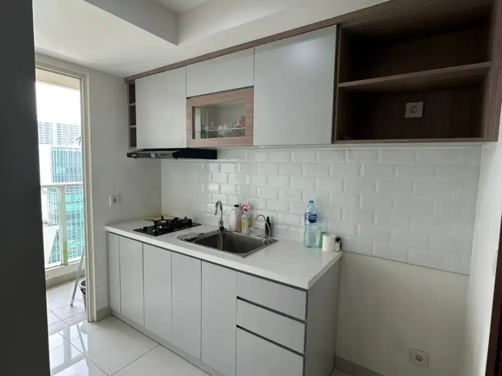 DISEWA APARTEMEN KENSINGTON KELAPA GADING TOWER DALLINGTON LANTAI 21 FURNISH