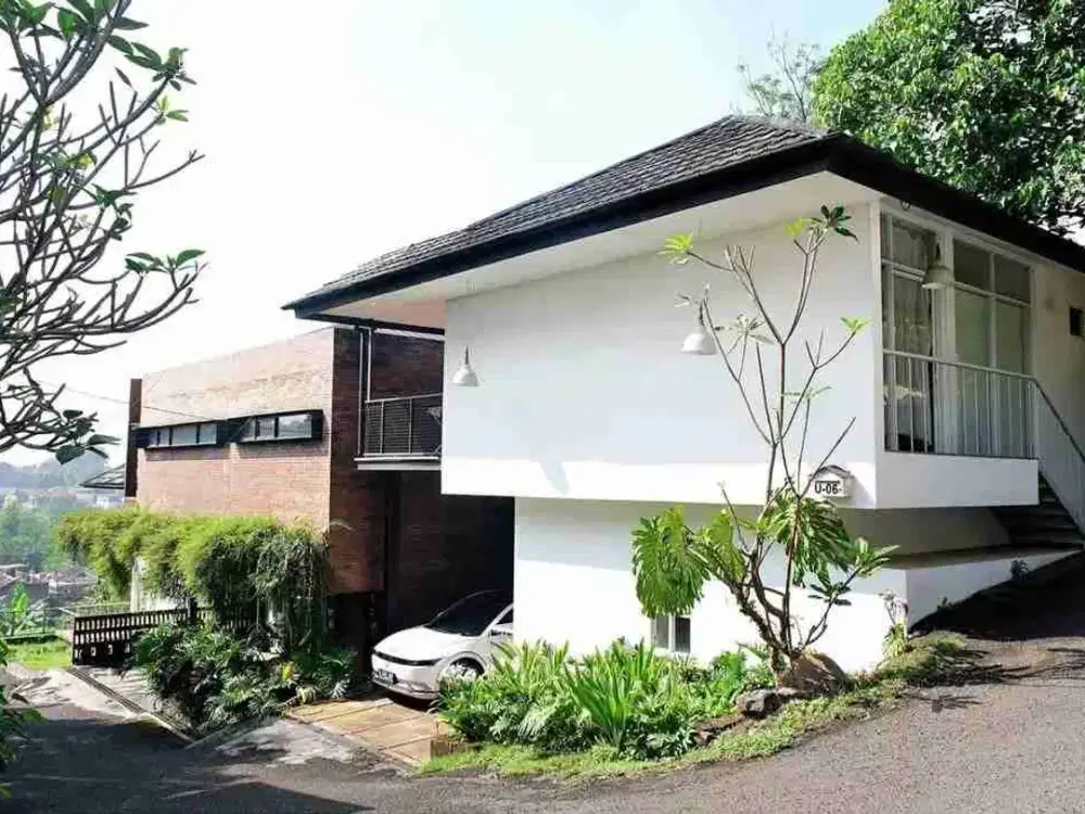 Rumah Villa di Lingkungan Bandung Utara, yang menawarkan suasana asri, bersih, dan sejuk.
Cikutra Cigadung Bandung