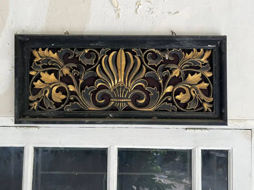 Ornamen Kayu Ukiran Bunga Klasik – Panel Dinding Kayu Solid