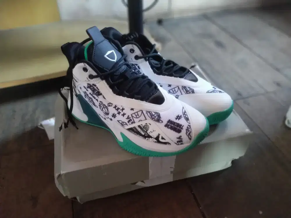 sepatu basket gd 5 baru, mulus belum pernah dipakai