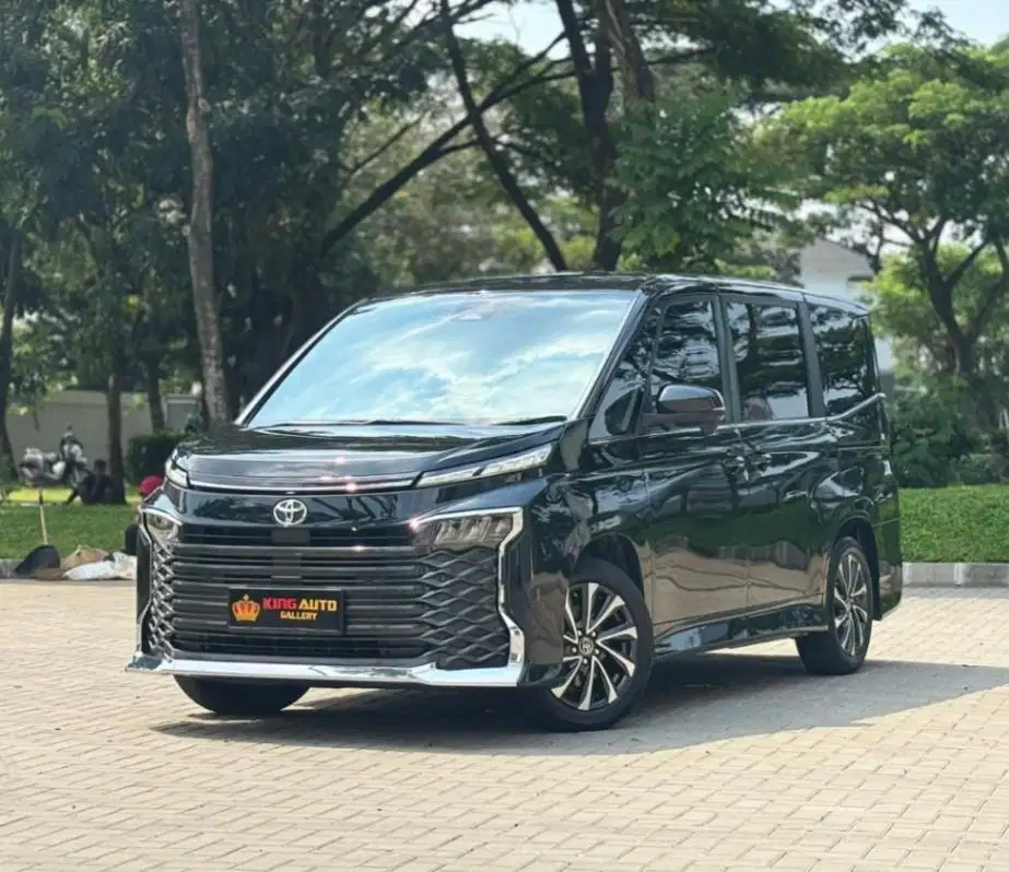 TOYOTA VOXY 2.0 CVT NIK 2022 AT HITAM