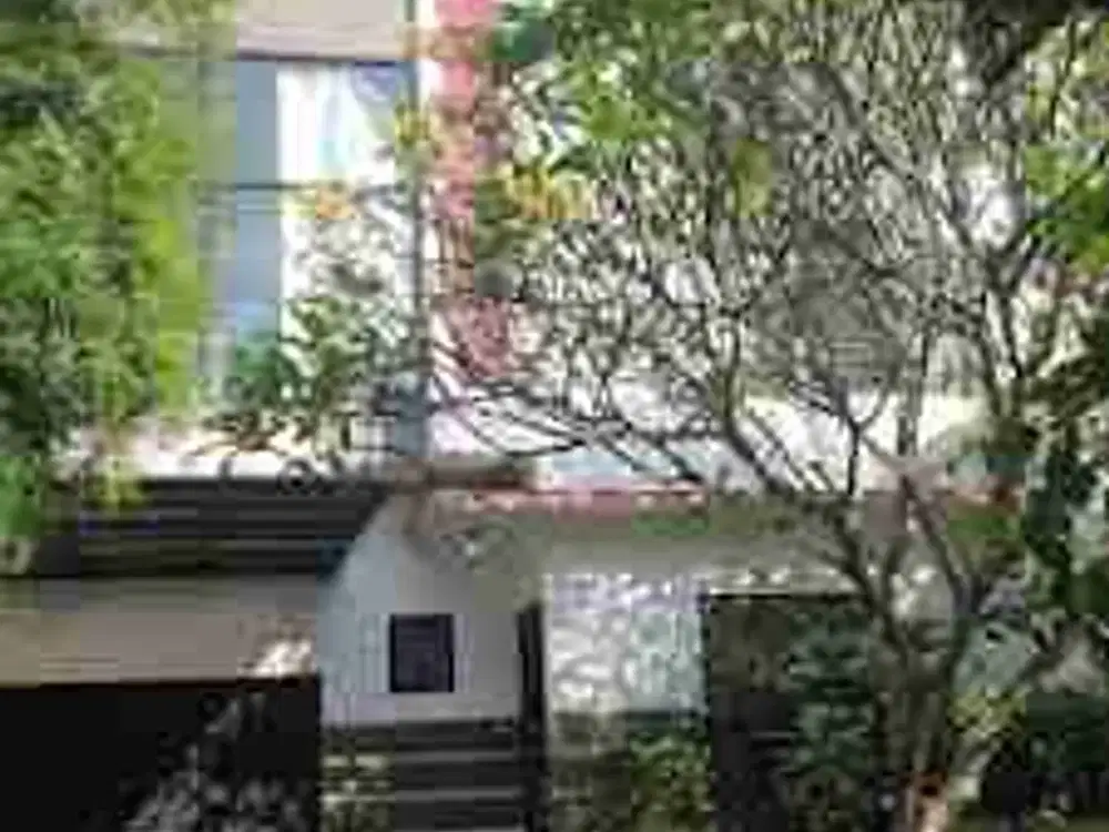 Disewakan Rumah + Kolam Renang 2.5 Lantai di Mampang Prapatan Jakarta Selatan