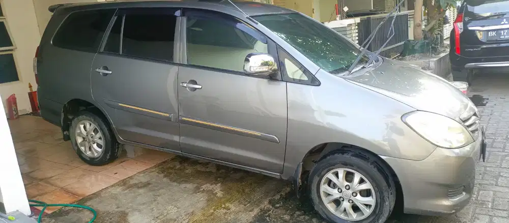 Toyota Kijang Innova 2011 Bensin