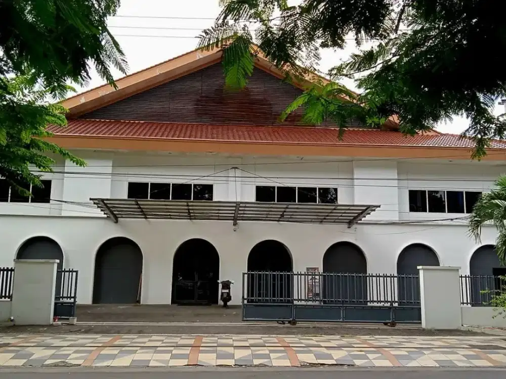 Disewakan Gedung Ex Showroom di Tengah Kota Gubeng