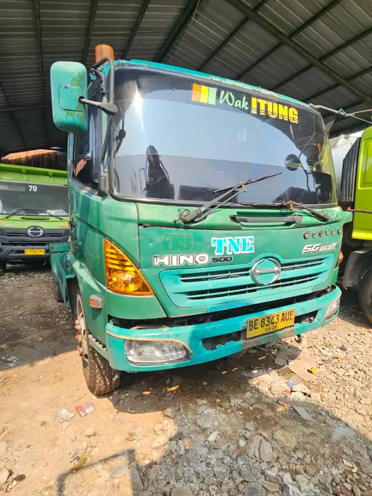 Hino sg 260 engkel  6 roda head trailer tahun 2010
