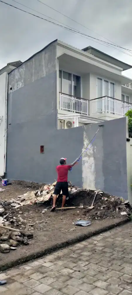 Tukang cat dan tukang bangunan