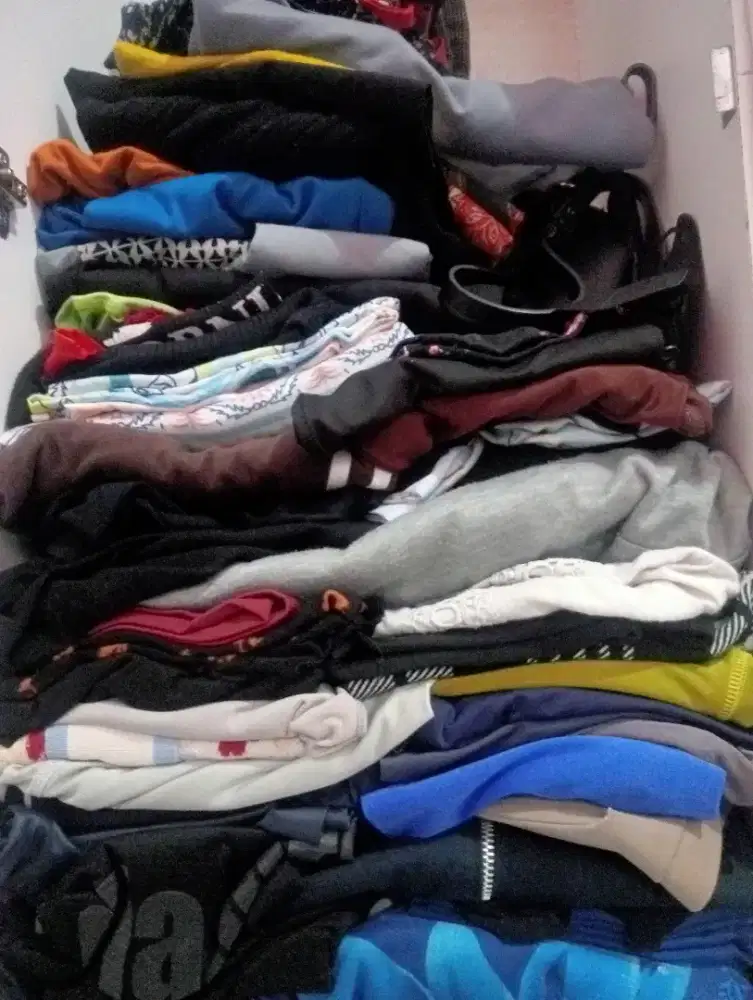 Yang mau jual baju murahasih bagus2 banget, preloved baju.