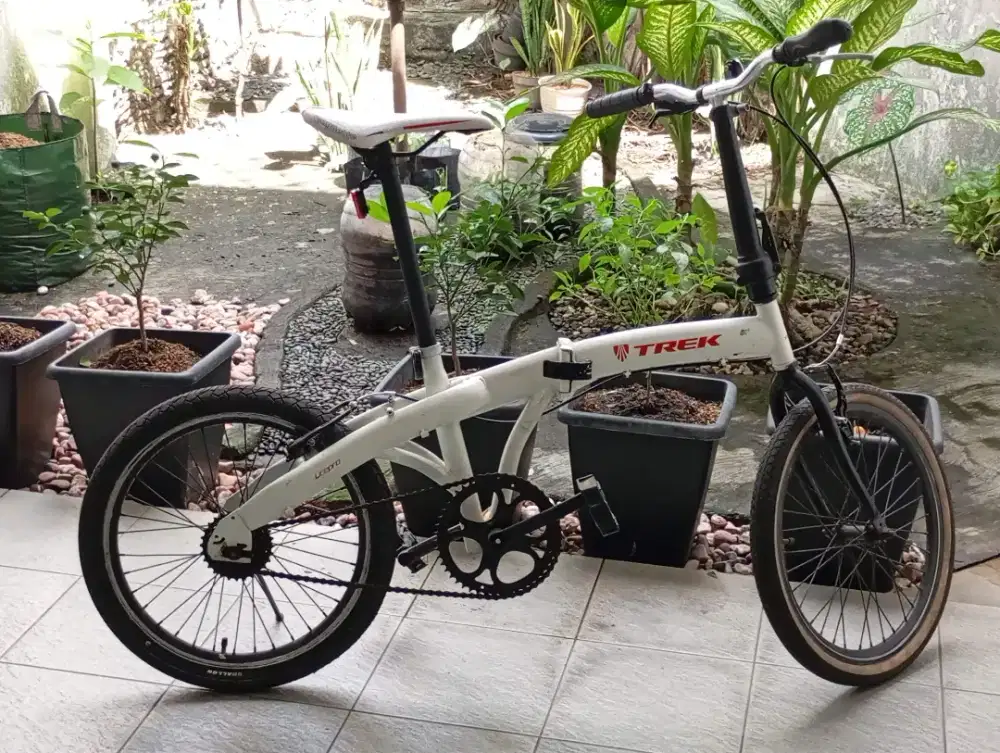 Sepeda Lipat warna putih