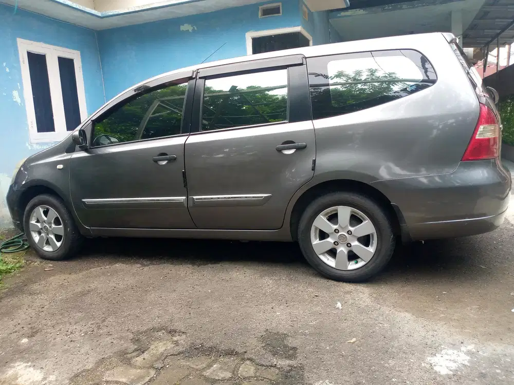 Nissan Livina 2010 Bensin
