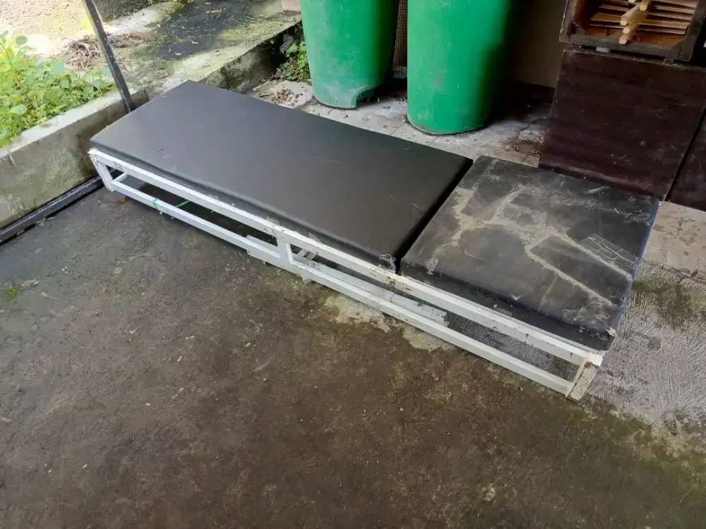 ranjang pasien bekas dan rusak