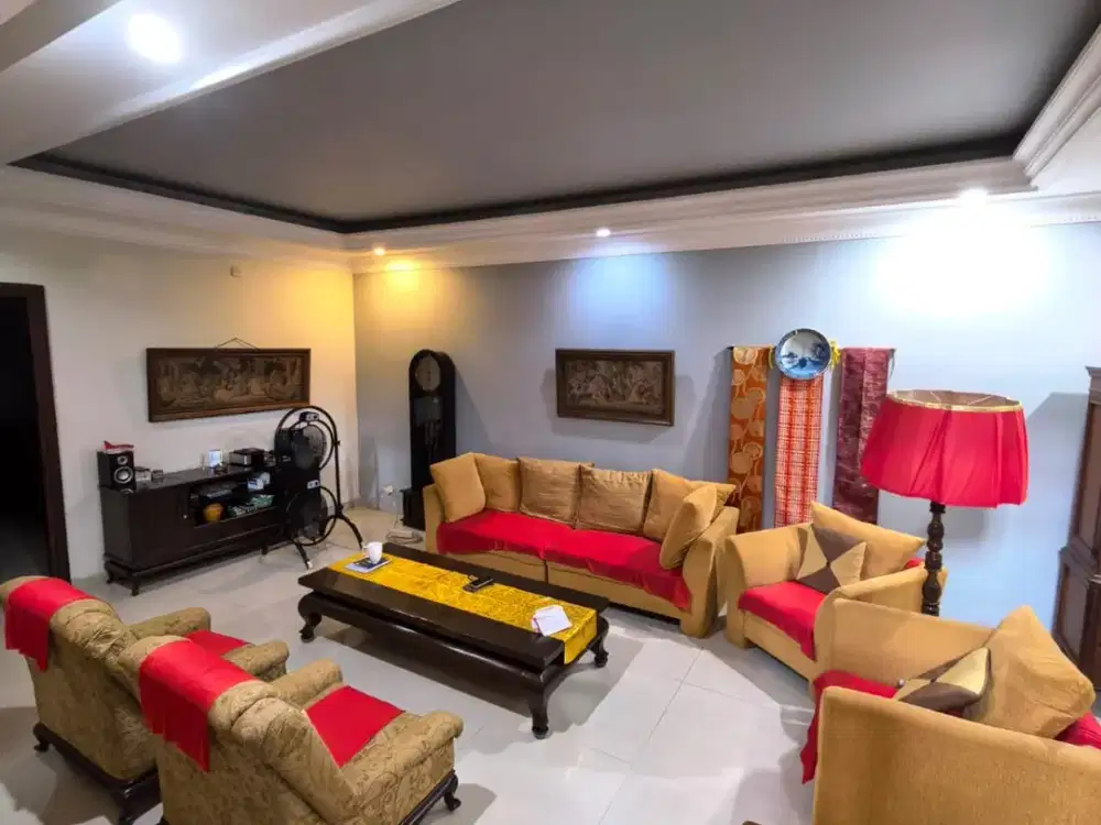 Rumah siap huni Central Park Semolowaru bangunan 3 lantai luas 236m2 ada 6 kamar tidur