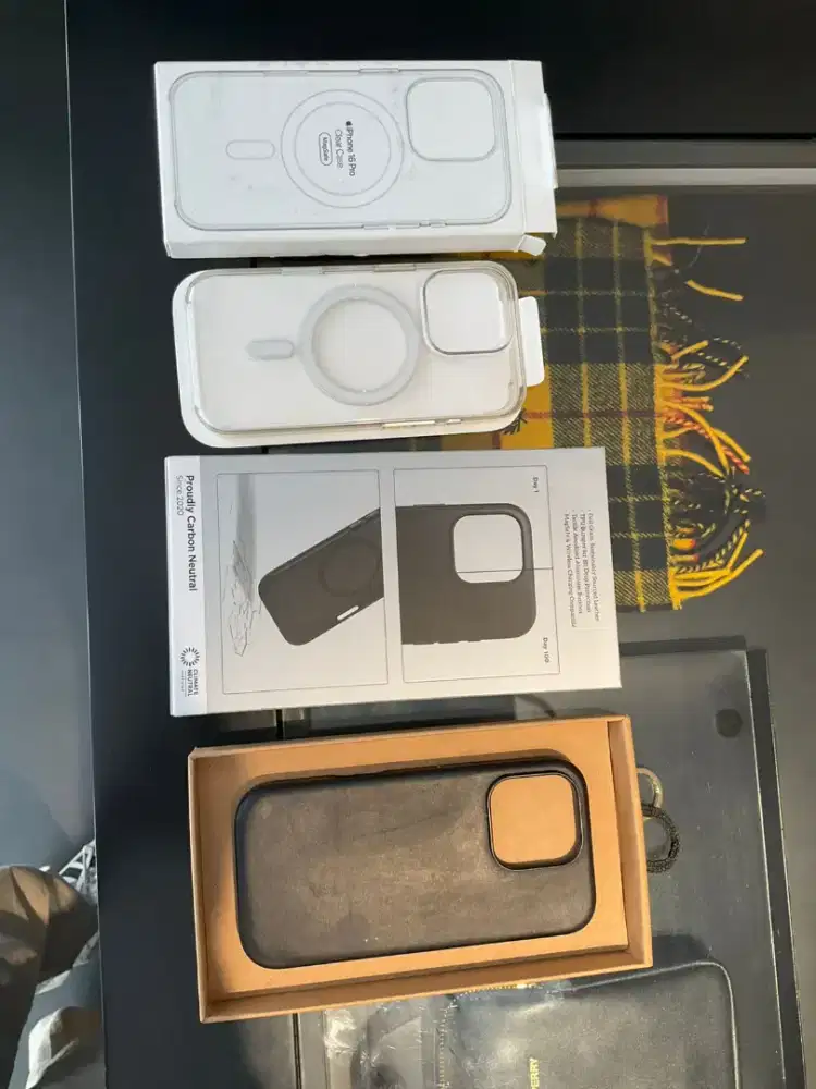 Clear Case dan Nomad Case Black iPhone 16 Pro