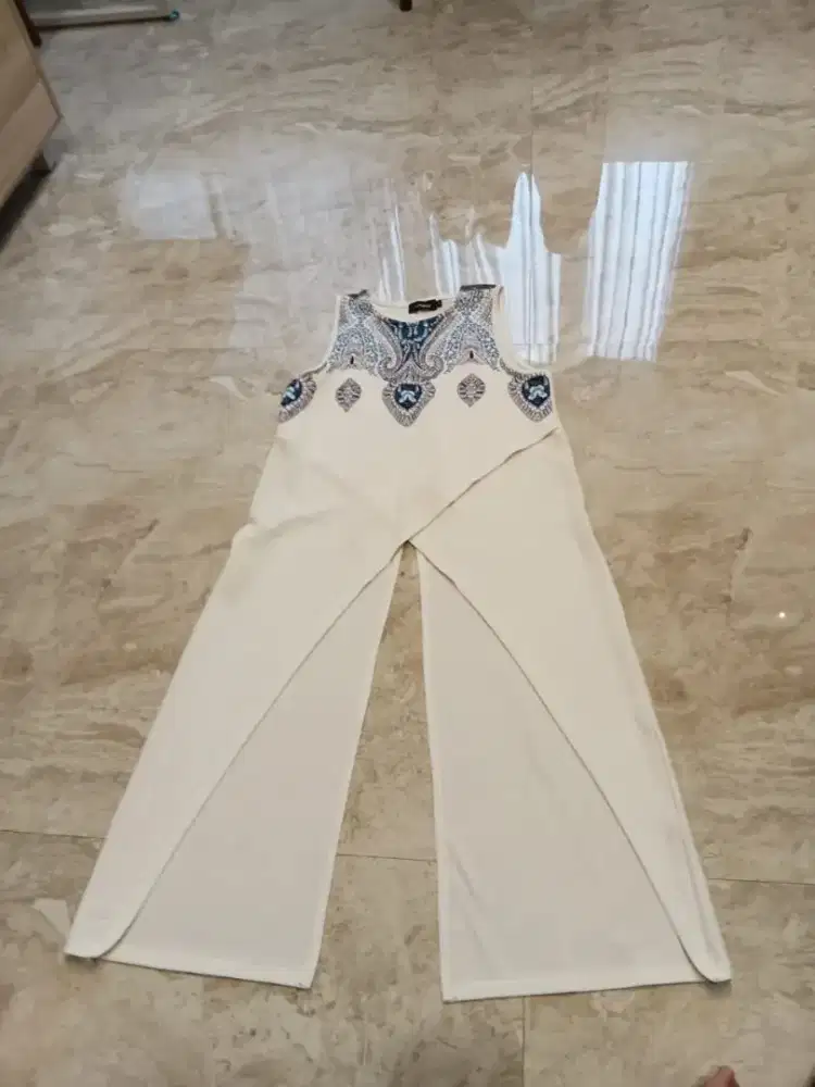 White Atasan Celana Putih Motif