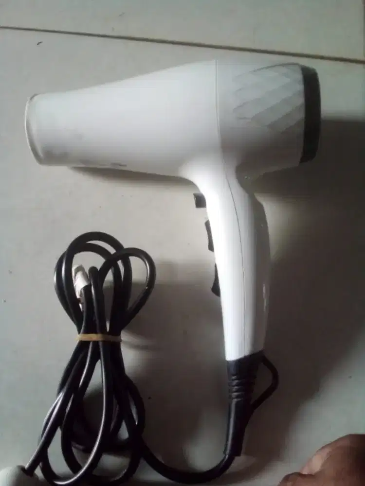 Hair Dryer warna putih