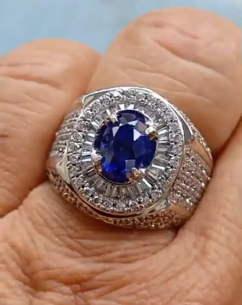 Royal blue sapphire safir