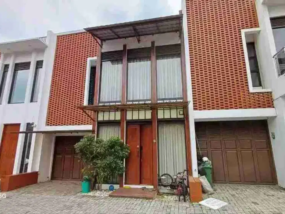 DIJUAL RUMAH 3 LANTAI SIAP HUNI (nego), Full Furnished,Lokasi strategis, di Cluster Royal Takayama,cigadung raya,kota bandung