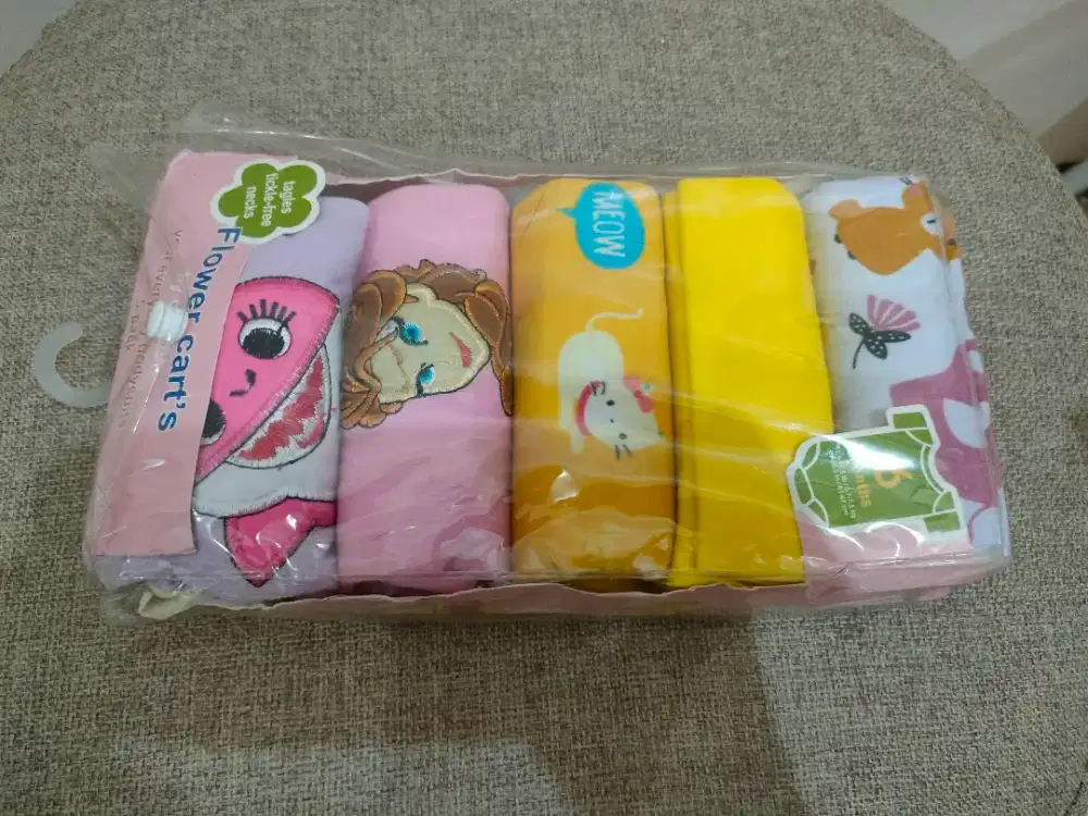 Bedong bayi warna warni