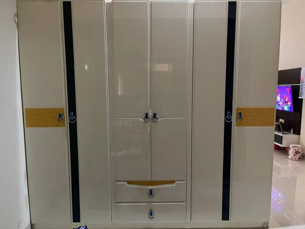 Lemari baju 6 pintu