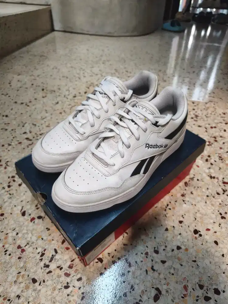 Sepatu Reebok Putih 44.5 (28.5cm) BB 4000 II