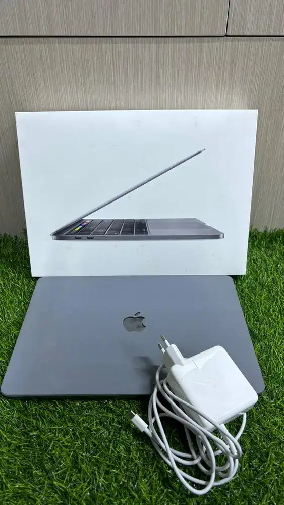 Macbook Pro 2020 13/i5/RAM 16 GB/ 1 TB Like New