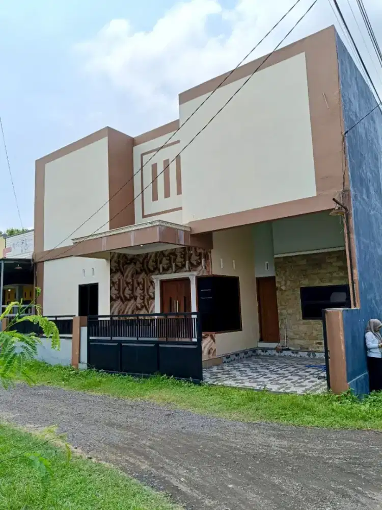 Rumah 2 lantai Pojok di Kodam Mangli dekat UIN Jember