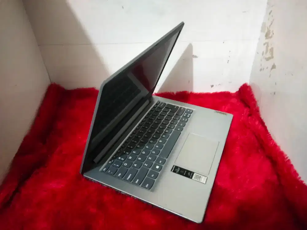 Lenovo ip slim3/n4020/RAM 4gb/SSD256gb /vga Intel uhd/siap pake