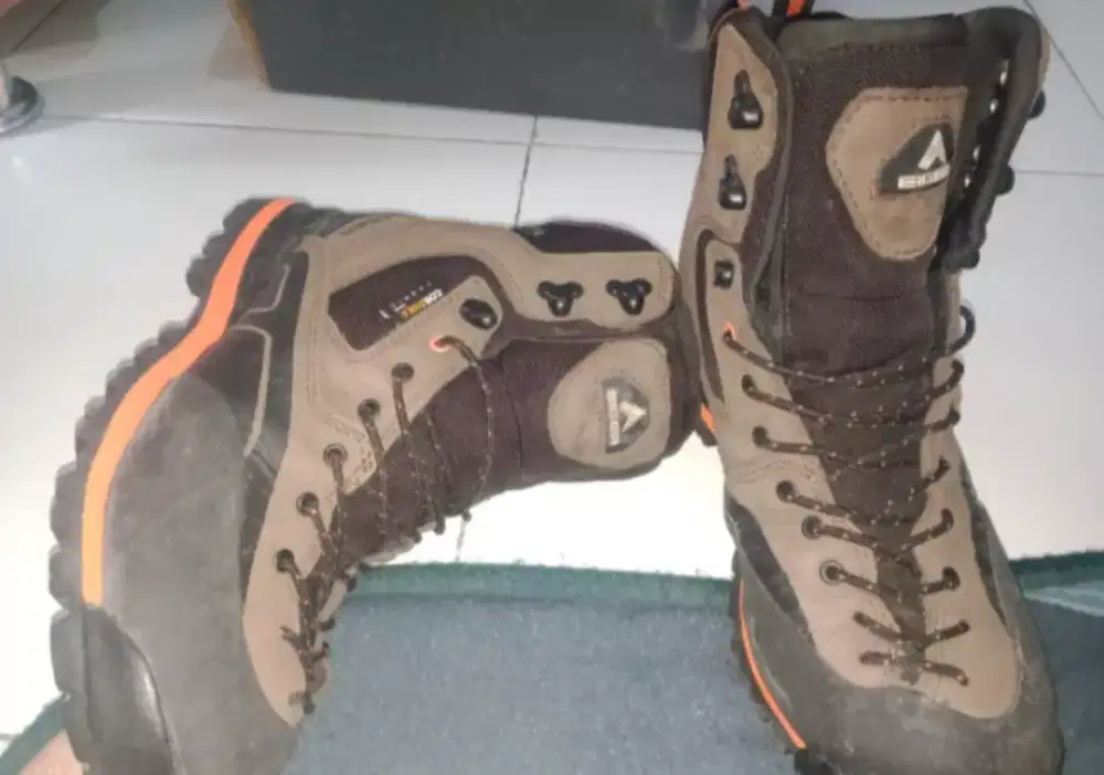 Sepatu Gunung Eiger