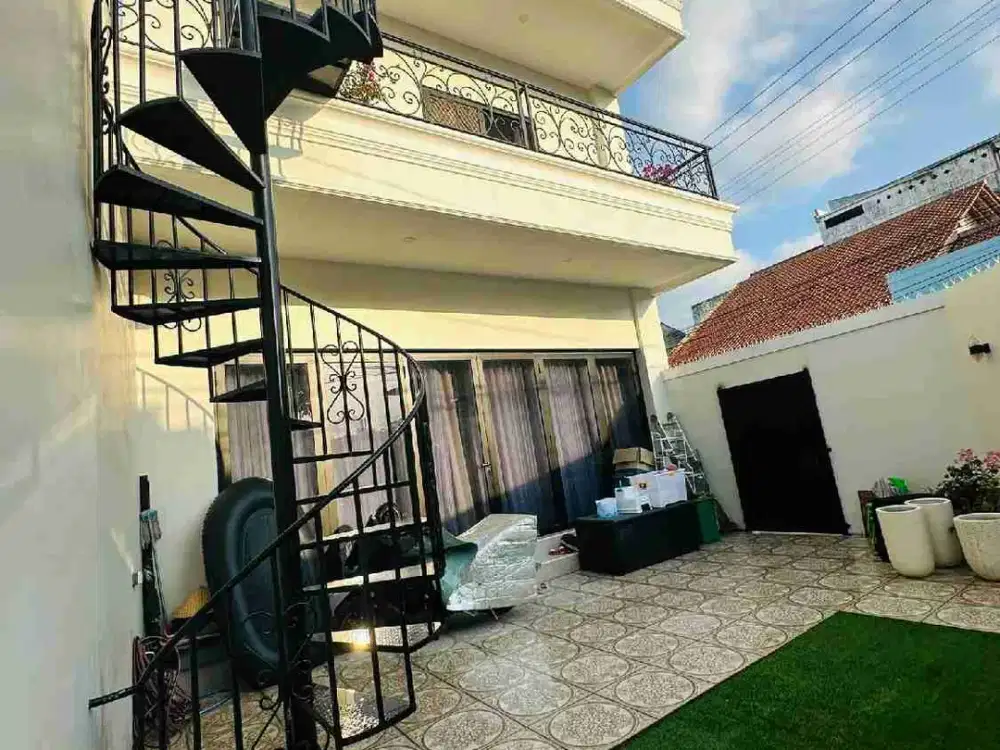 Rumah mewah 3 lantai full furnish pusat kota Cilacap
