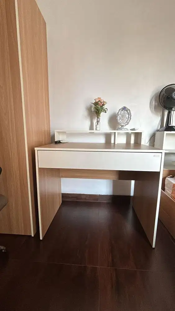 Meja Informa Minimalis Putih – Like New