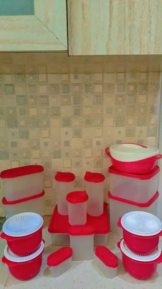 Tupperware set warna merah