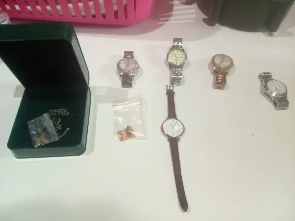 Jam branded guess dan alba