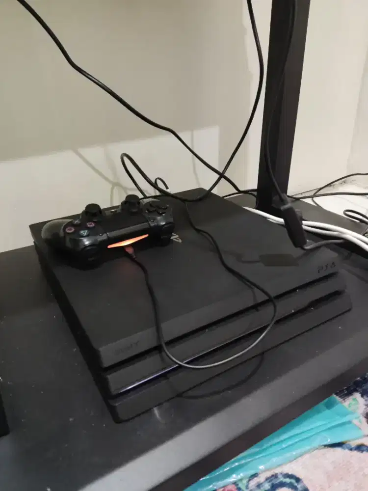 PS4 Pro 1TB H3NN Full Games like new