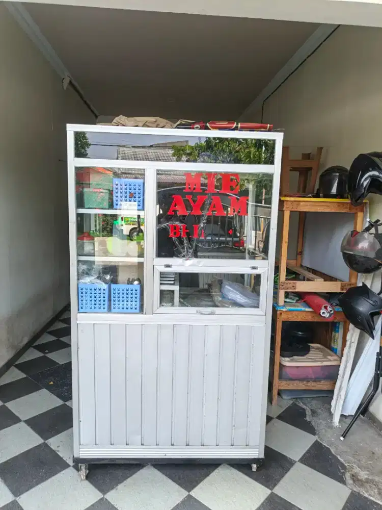 Etalase dagang mie ayam
