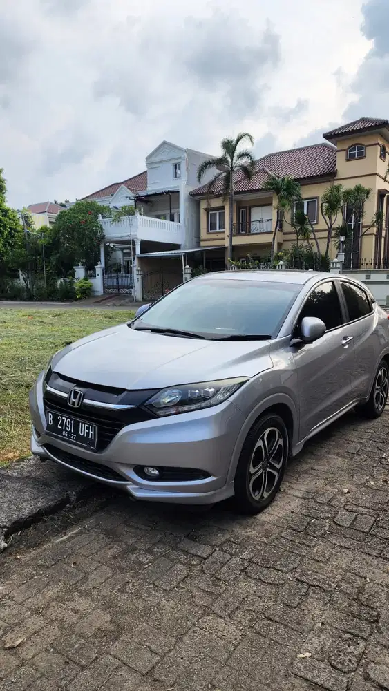 (URGENT TO SELL) Honda HR-V 1.8 Prestige CVT (RU5) 2017