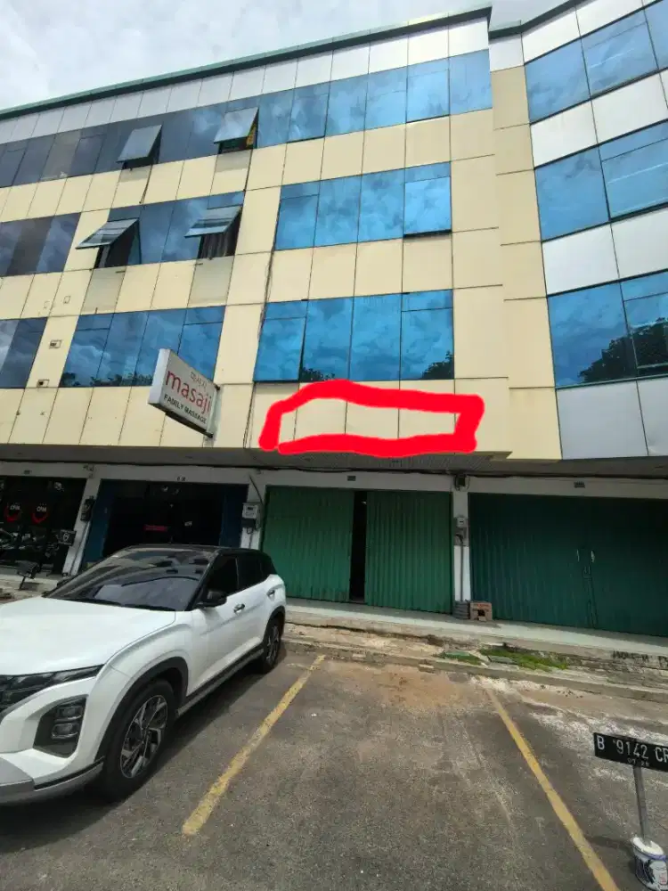 Bertanggung jawab atas pengemudian dan penjualan.