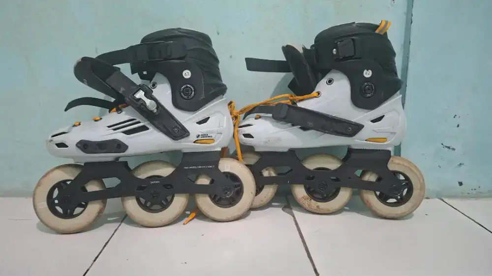 SEPATU RODA TIGA OXELO