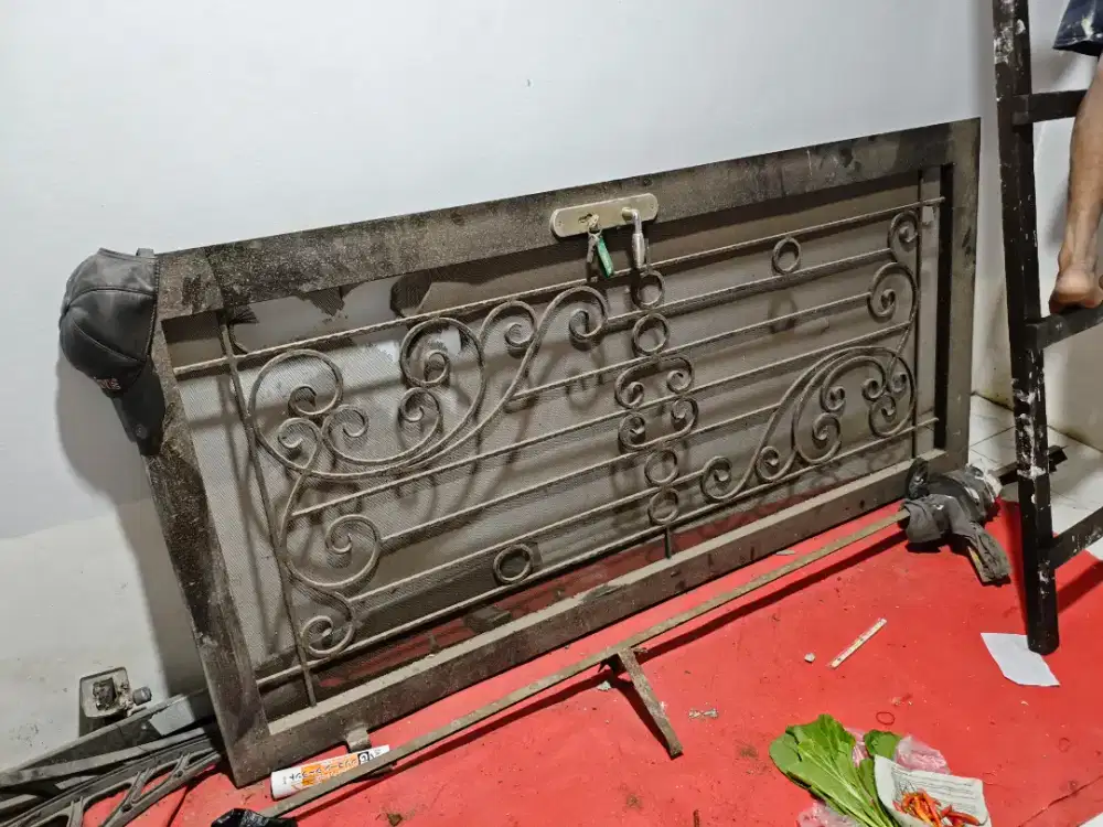 Daun Pintu Teralis Besi Bekas 95cm 205cm Besi Tempa Sangat Berat Tebal