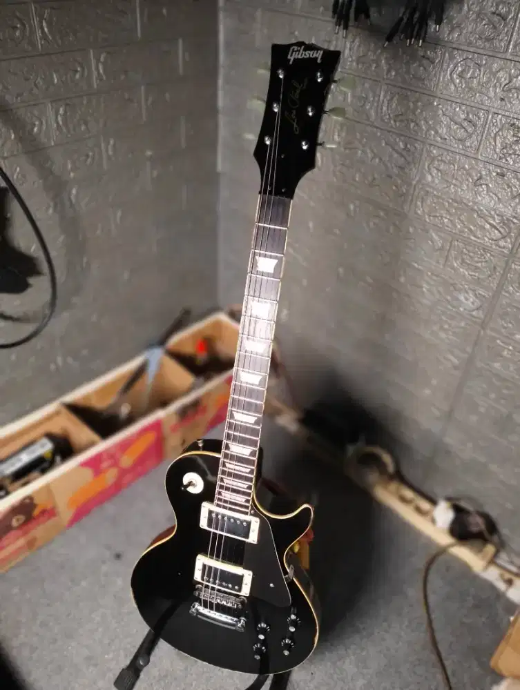 Gitar elektrik mirip Gibson, model Les Paul