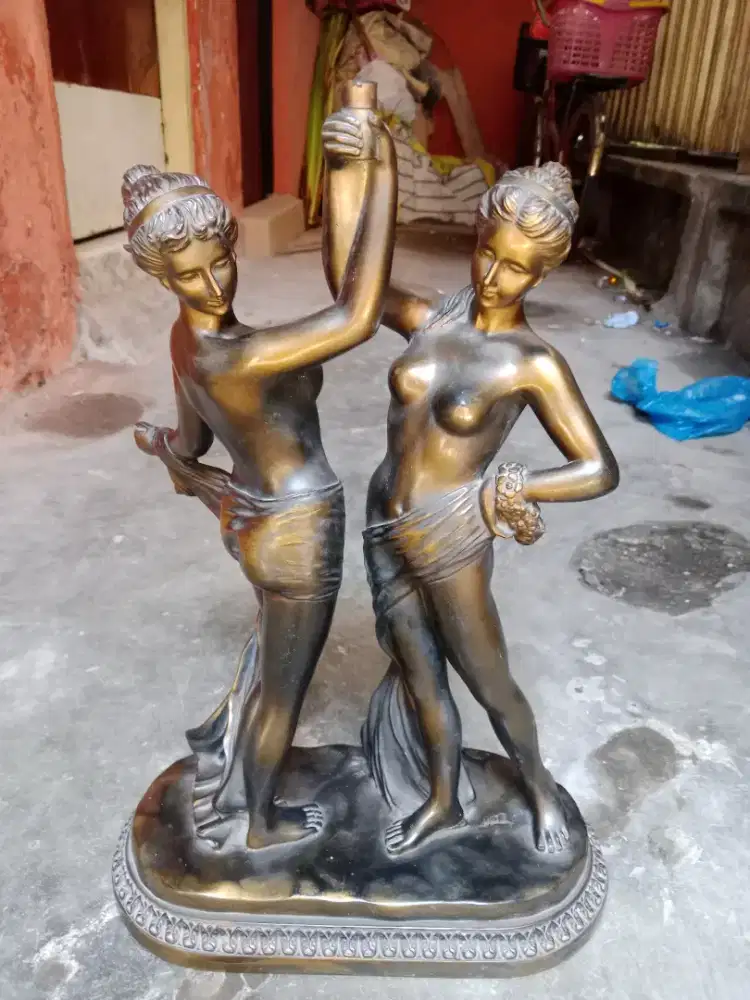 Patung eropa bhn resin kondisi bagus