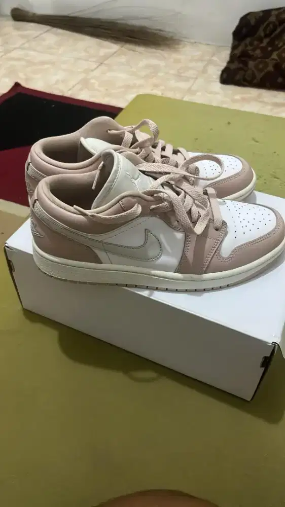 Sepatu Womans Air Jordan 1 Low